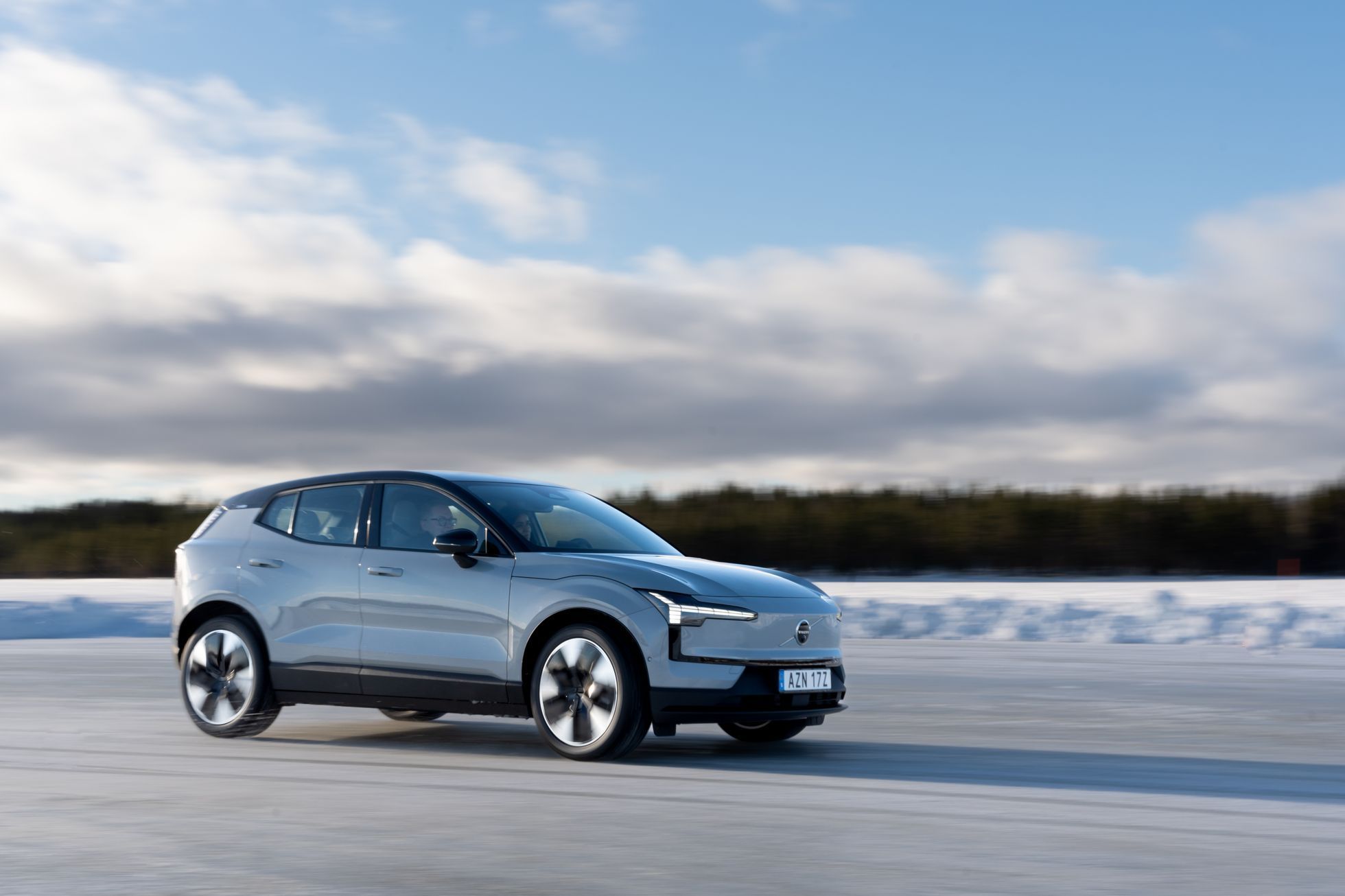 Volvo EX30, elektromobil, zima, jezero, led, zamrzlé jezero, jízda na zamrzlém jezeře
