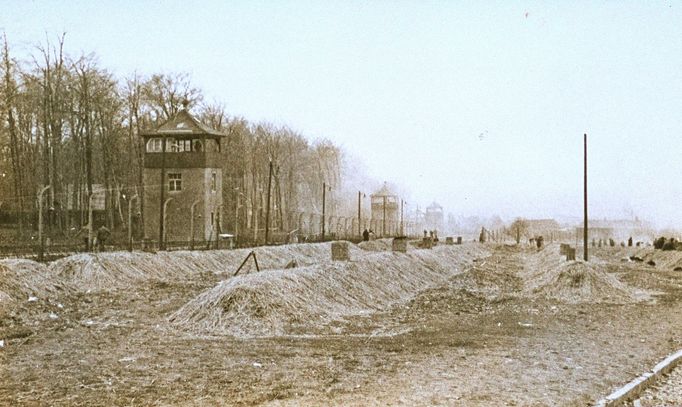 Fotografie z období osvobození koncentračního tábora Buchenvald. Duben 1945.