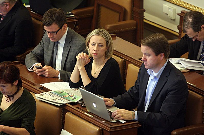 25.únor ve sněmovně. Demokracie sténá