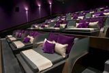 Blitz Megaplex v Indonésii je síť kin, která nabízí různou škálu filmových žánrů od hollywoodských přes náročnější nezávislé snímky až po klasické lokální filmy. Každý sál také nabízí jiné posezení, jako gauč pro páry, rozkládací pohovky, nastavitelná sedadla atd.
