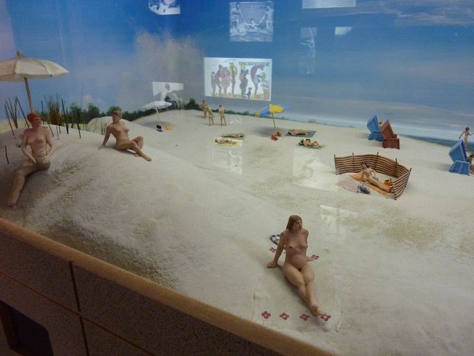 Nude Beach Diorama Newer Older Model of a nude beach in the DDR museum Berlín, Německo