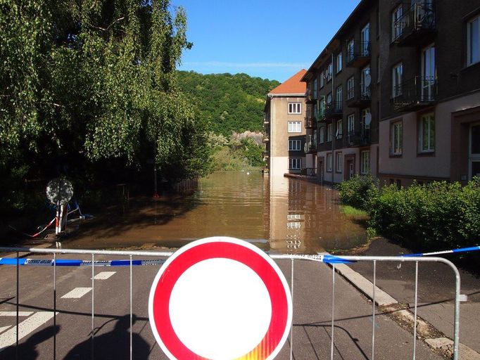 Obyvatelé zdejších domů mají ke svým příbytkům cestu zahrazenou