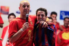 Španělské oslavy: Puyol oblékl Fabregasovi dres Barcy