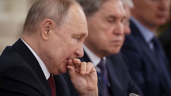 Na Putina přišly slabé chvilky: komolil jméno prezidenta a otázkami na led mátl úředníka.
