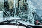U Lipska havaroval autobus, jeden cestující zemřel a nejméně 13 je zraněných