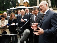 Alexandr Lukašenko promlouvá v Římě k novinářům