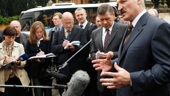 Alexandr Lukašenko promlouvá v Římě k novinářům
