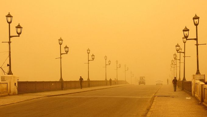 Tolik písečných bouří lidé nepamatují. Fotografie ukazují Irák zahalený do oranžova