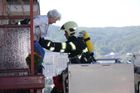 Hasiči evakuovali na sídlišti v Brně hořící panelák