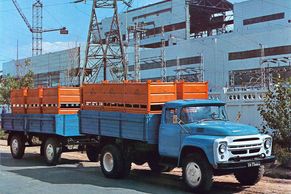 ZiL 130 je nejslavnější ruský náklaďák. Silniční mastodont zaujal barvami i komfortem