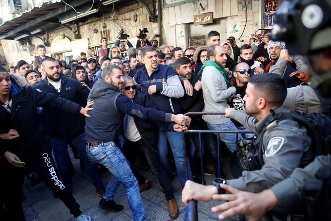 Střet mezi palestinskými demonstranty a izraelskými policisty v Jeruzalémě.