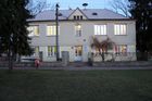 Základní škola v Chrášťanech, hned za západní hranicí Prahy.