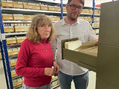 Archiváři Alena Šimánková a Adam Zítek u jedné z kartoték.