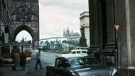 Do roku 1965 mohla na Karlův most jezdit i auta. Možná právě Chevrolet vyjíždějící z ulice Karlova se po něm chystá projet.