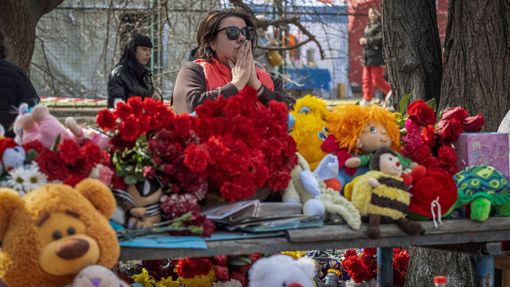 Plyšáci a květiny před domem, kde v neděli při ruském ostřelování zahynulo batole.
