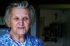 Většina důchodců v Česku střádá na vlastní pohřeb