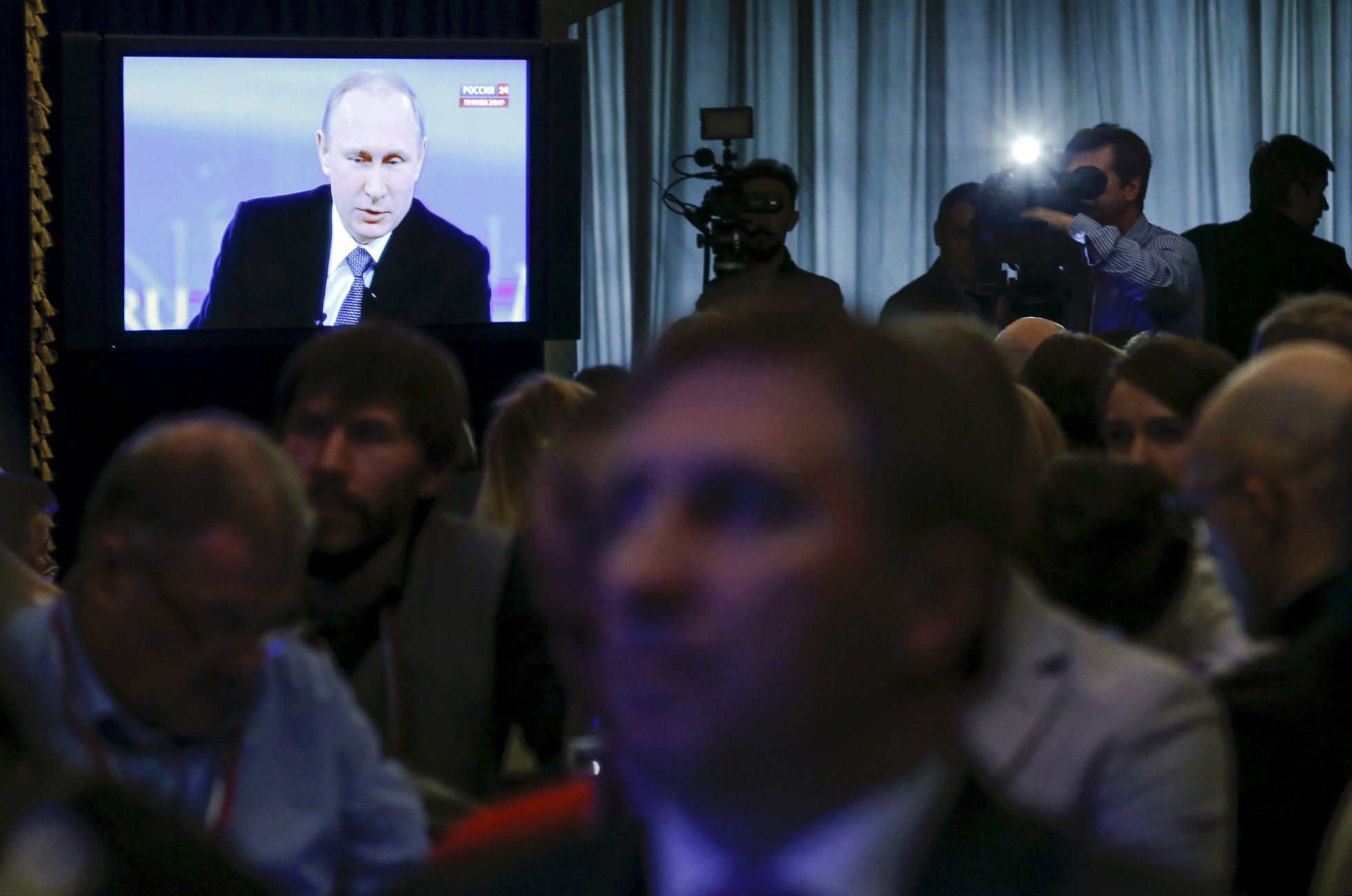 Novináři sledují besedu Vladimira Putina s ruskými občany.