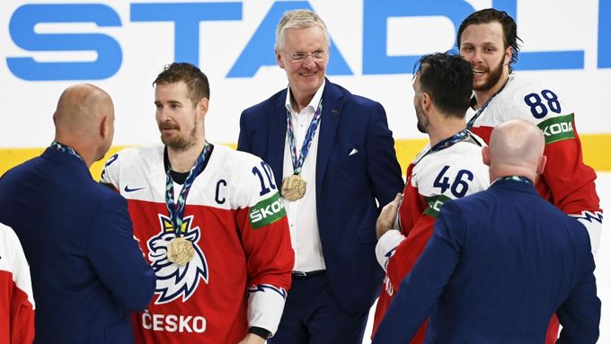Kari Jalonen v debatě s Davidem Krejčím a dalšími oporami při přebírání bronzových medailí.