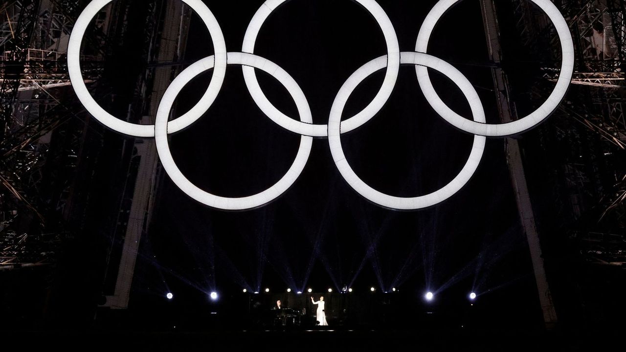 Céline Dion uzavřela zahájení olympiády v Paříži. Zapěla song od Édith Piaf
