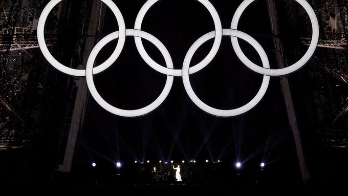 Kanadská zpěvačka Céline Dion uzavírala slavnostní zahájení olympiády v Paříži. Zapěla song od Édith Piaf.