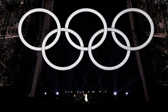 Kanadská zpěvačka Céline Dion uzavírala slavnostní zahájení olympiády v Paříži. Zapěla song od Édith Piaf.