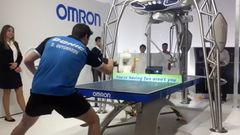 Stolní tenista Dimitrij Ovtcharov se utkal s robotem firmy Omron