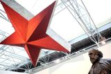 Vstup do nově otevřeného Muzea komunismu střeží otec zakladatel Karel Marx a obří rudá hvězda.