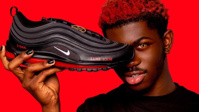 Raper Lil Nas X navrhl ve spolupráci s uměleckou skupinou MSCHF limitovanou ďábelskou edici tenisek Nike Air Max 97.