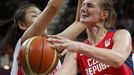 Česká basketbalistka Ilona Burgrová se snaží prorazit obranu Číňanky Song Gaové v turnaji OH 2012 v Londýně.