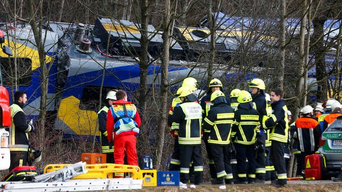 Záchranáři u Bad Aiblingu na jihu Německa, kde došlo k železničnímu neštěstí. (9. února 2016)