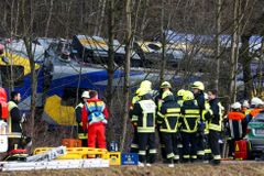 Výpravčí, který zavinil srážku vlaků v Bavorsku, hrál před tragédií hry na telefonu