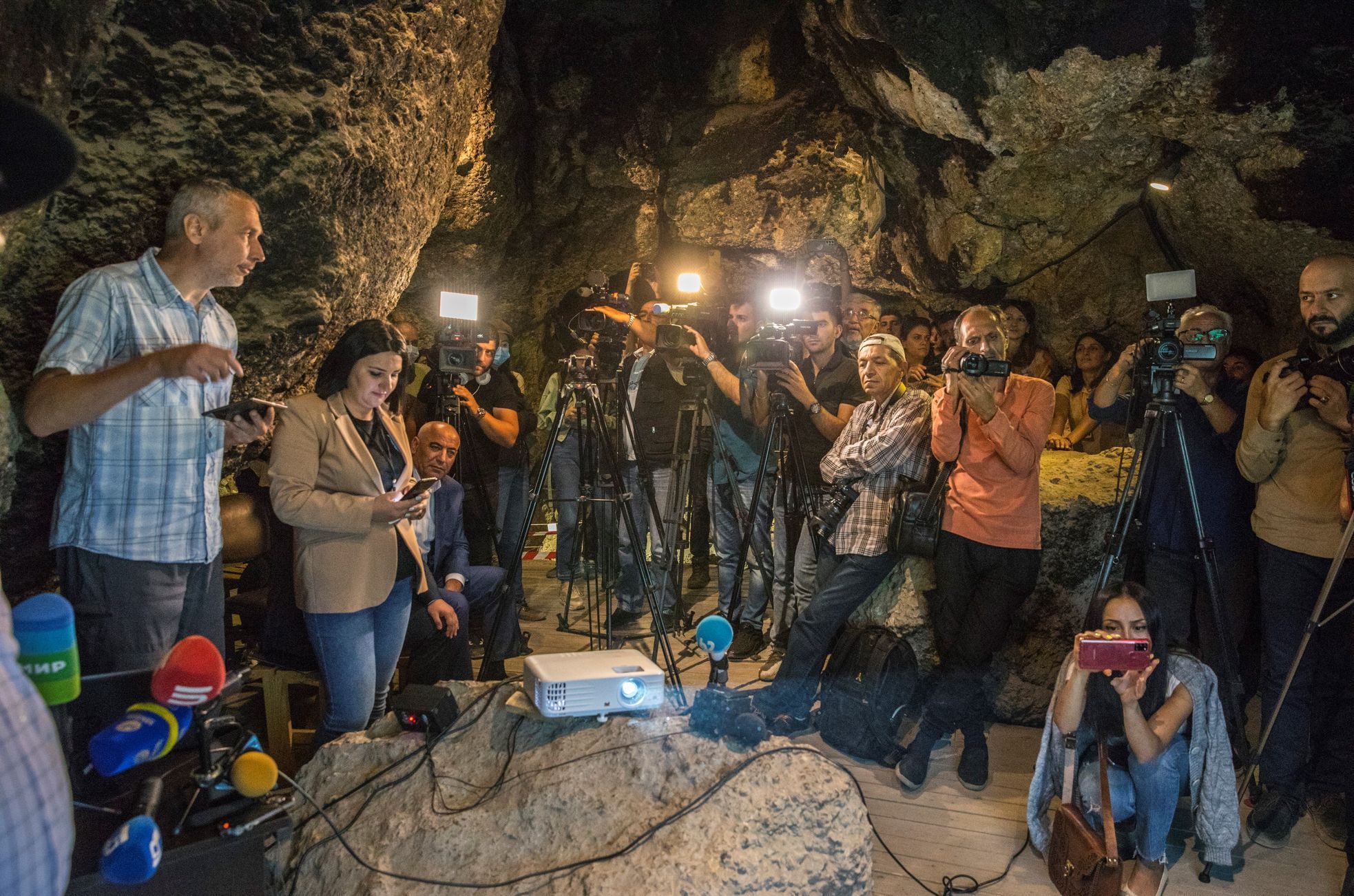 Archeologický výzkum, Arménie, jeskyně Areni