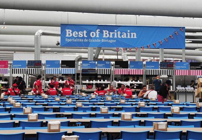 Athletes eat in a dining area of the Athletes Village at Olympic Park in Stratford in east London July 23, 2012. REUTERS/Toby Melville (BRITAIN - Tags: SPORT OLYMPICS) Published: Čec. 23, 2012, 3:17 odp.