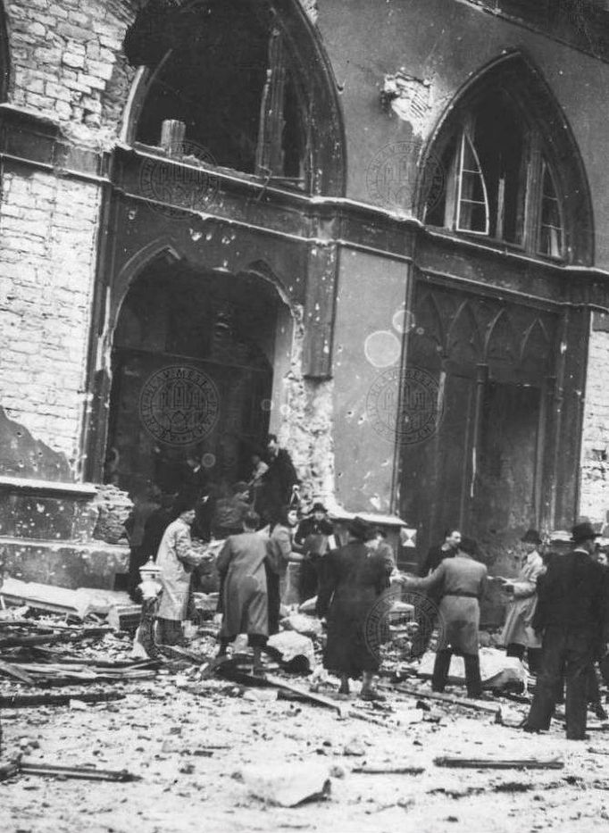 Pražané pomáhají při záchraně cenných památek městského archivu, který byl umístěn ve Staroměstské radnici. 9.5.1945