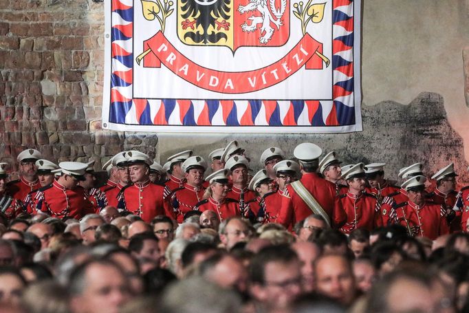 Fotografie z ceremoniálu udílení státních vyznamenání prezidentem ČR Milošem Zemanem na Pražském Hradě. 28. 10. 2019.