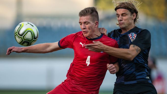 Libor Holík a Borna Sosa z Chorvatska v utkání skupiny 4 kvalifikace na ME 2021 fotbalistů do 21 let: Česka republika - Chorvatsko