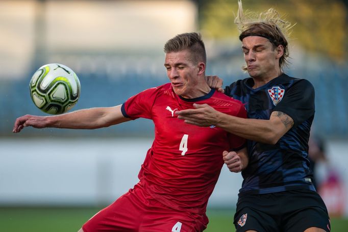 Libor Holík a Borna Sosa z Chorvatska v utkání skupiny 4 kvalifikace na ME 2021 fotbalistů do 21 let: Česka republika - Chorvatsko