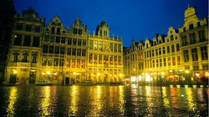 Brusel, Belgie, dlažba s měšťanskými domy na náměstí Grand Place