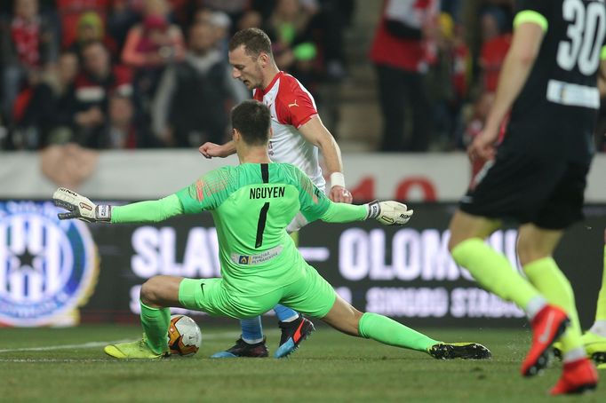 Vladimír Coufal a Filip Nguyen v zápase 26. kolo ligy Slavia - Liberec.