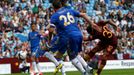 Fotbalista Carlos Tevez skóruje v utkání anglického superpoháru Community Shield 2012 mezi Manchesterem City a Chelsea.