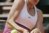 Lucie Šafářová vrací úder v zápase třetího kola Roland Garros proti domácí favoritce Amélii Mauresmové.