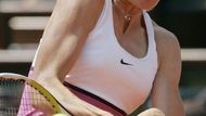 Lucie Šafářová vrací úder v zápase třetího kola Roland Garros proti domácí favoritce Amélii Mauresmové.