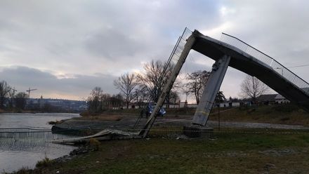 Zřícená lávka v Troji bude odstraněna do 2 týdnů. Provizorní most má být za 5 měsíců
