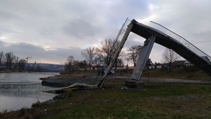 Lávka u Trojského zámku se zřítila do Vltavy