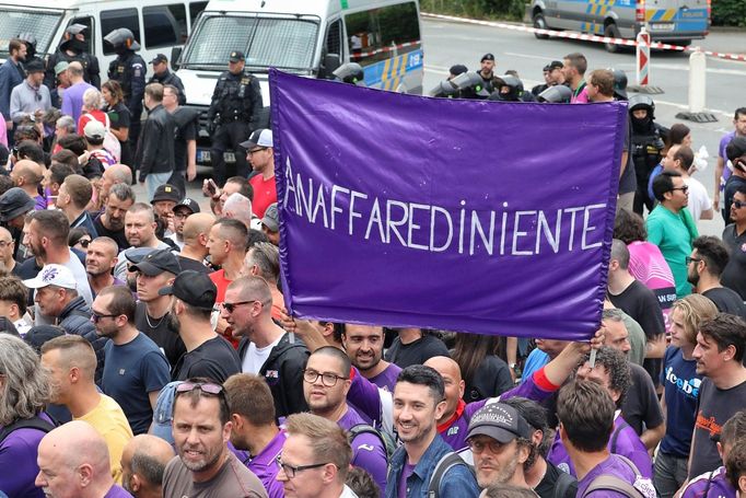 Situace před stadionem v Edenu před finále Konferenční ligy Fiorentina - West Ham