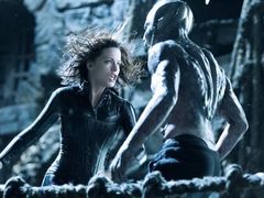 Kate Beckinsale jako upírka z filmu Underworld bojuje s monstrem