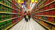 Zákazníci procházejí uličkami supermarketu v Šen-jangu v provincii Liao-ning na severovýchodě Číny.