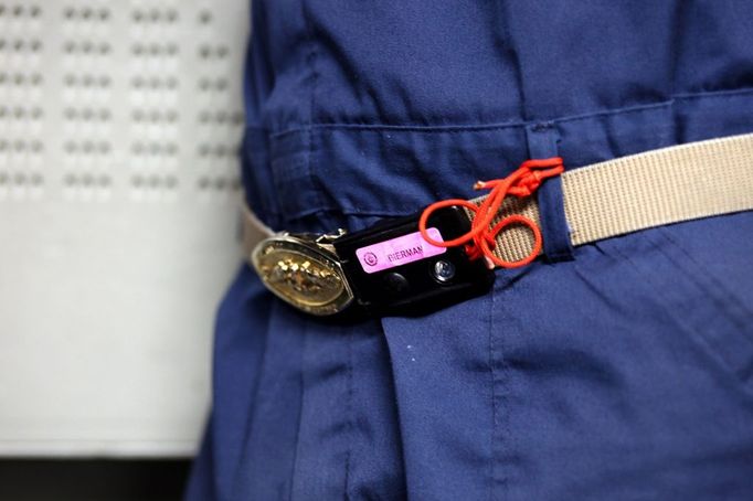 April 24, 2011 - Cape Canaveral, Florida, U.S. - -- Cape Canaveral, Fla. -- A submariner wears a dosimeter on his belt to measure their exposure to radiation while aboard the USS Annapolis (SSN 760), a S6G nuclear reactor powered fast attack submarine, sailing from Port Canaveral in Cape Canaveral on Sunday. The levels are checked every six months. The USS Annapolis measures 362 ft. in length and 33 ft. at the beam, a diving depth of over 400 ft., 27+ mph, 12 vertical launch missile tubes, 4 torpedo tubes, and a crew of 130 enlisted submariners. The submarine was commissioned April 11, 1992 with its homeport in Groton, Connecticut. USS Annapolis sailed to the 21st Anniversary of Fleet Week at Port Everglades, Fort Lauderdale. (Credit Image: © Gary Coronado/The Palm Beach Post) ( automatický překlad do češtiny )