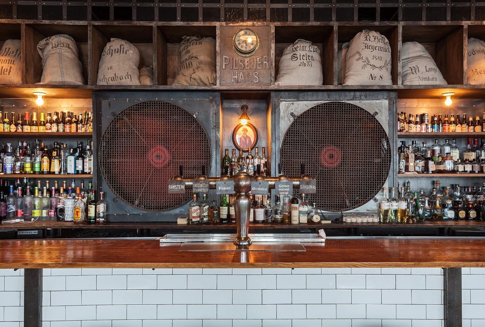 USA pivnice interiér ventilace