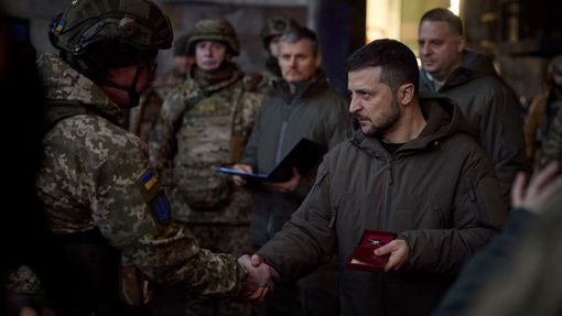 Ukrajinský prezident Volodymyr Zelenskyj navštívil Bahcmut v Doněcké oblasti, kde zuří boje.